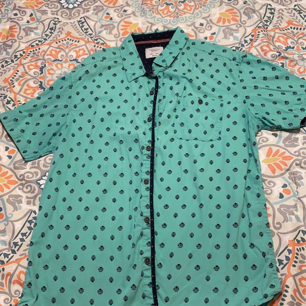 Level ten button up T-shirt (L)